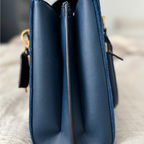 GUESS Ales Girlfriend Satchel GORGEOUS!!! - Picture 3 of 6